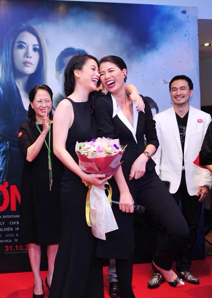 Trang Trần và Trương Ngọc Ánh cười hết cỡ trong buổi ra mắt phim 'Hương Ga' tại Hà Nội. Cô cũng bày tỏ rất ngưỡng một đàn chị khi chịu vất vả trong nhiều cảnh quay của phim.
